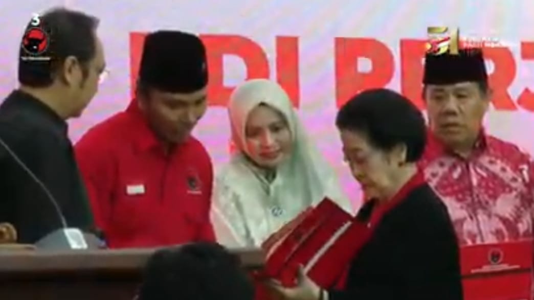 PDI Perjuangan serahkan SK Rekomendasi dukungan ke Haris-Sani di Pilgub Jambi 2024