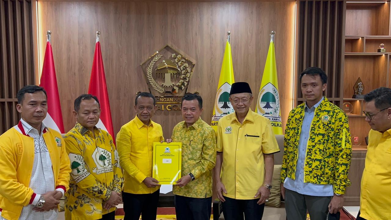 Al Haris saat terima SK Rekomendasi Golkar maju di Pilgub Jambi, Minggu (25/8)