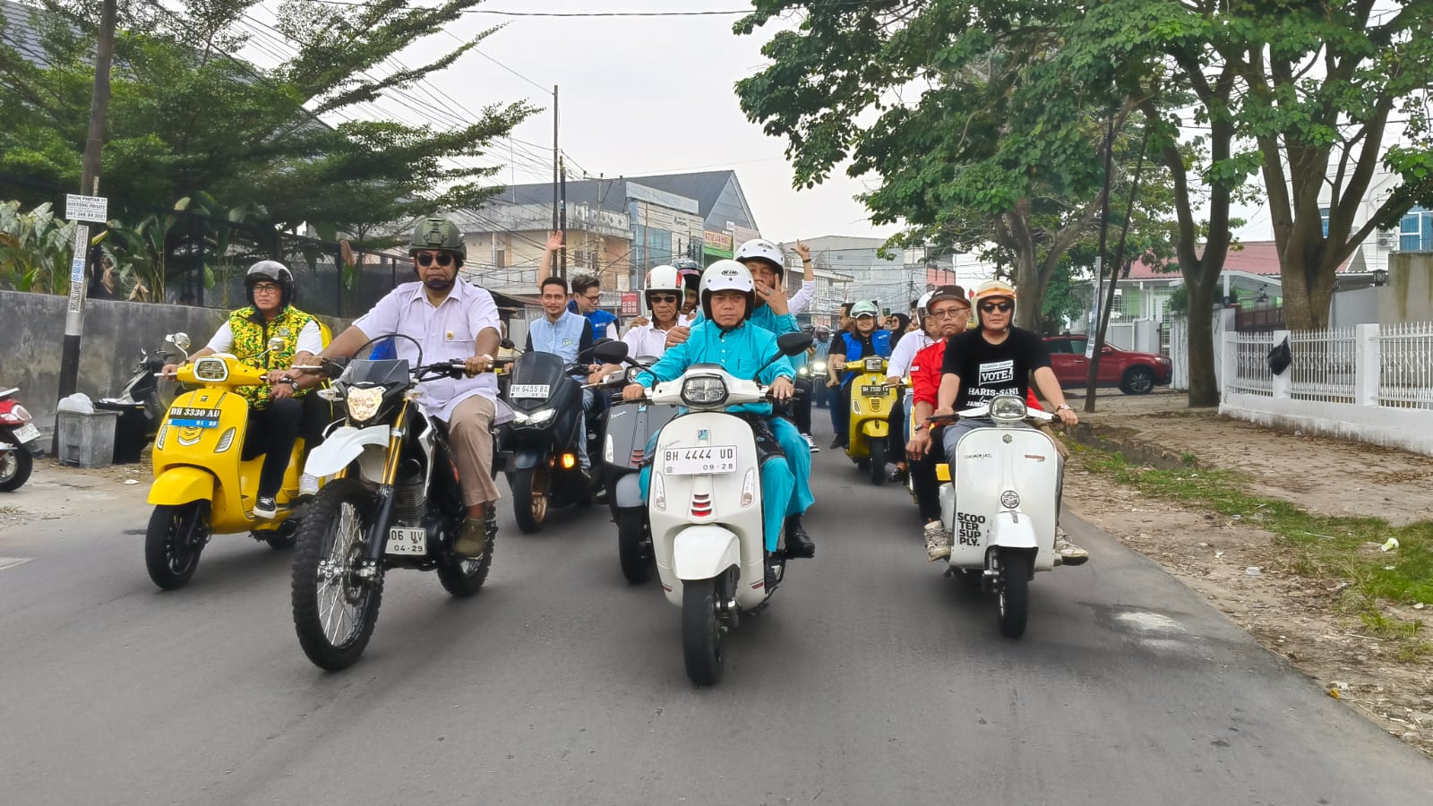 Al Haris-Sani kendarai motor diiringi ribuan pendukung saat mendaftar ke KPU, Rabu (28/8)