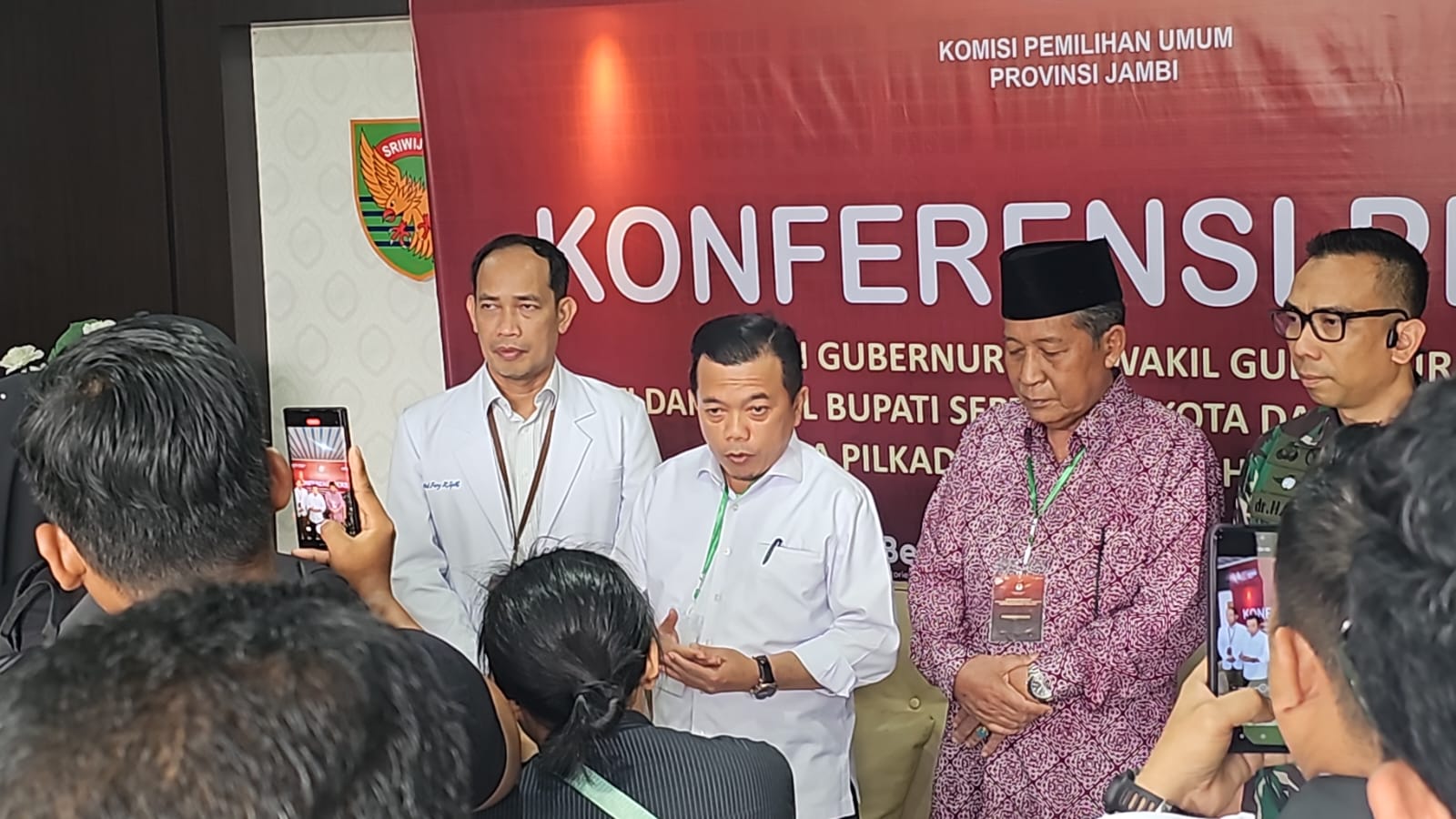 Al Haris dan Abdullah Sani usai jalani pemeriksaan kesehatan di RS Bratanata, Kamis (29/8)