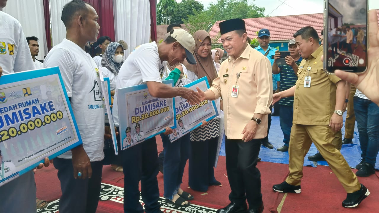 Al Haris serahkan bantuan Dumisake di SMA Negeri 8 Tanjab Timur, Selasa (17/9)