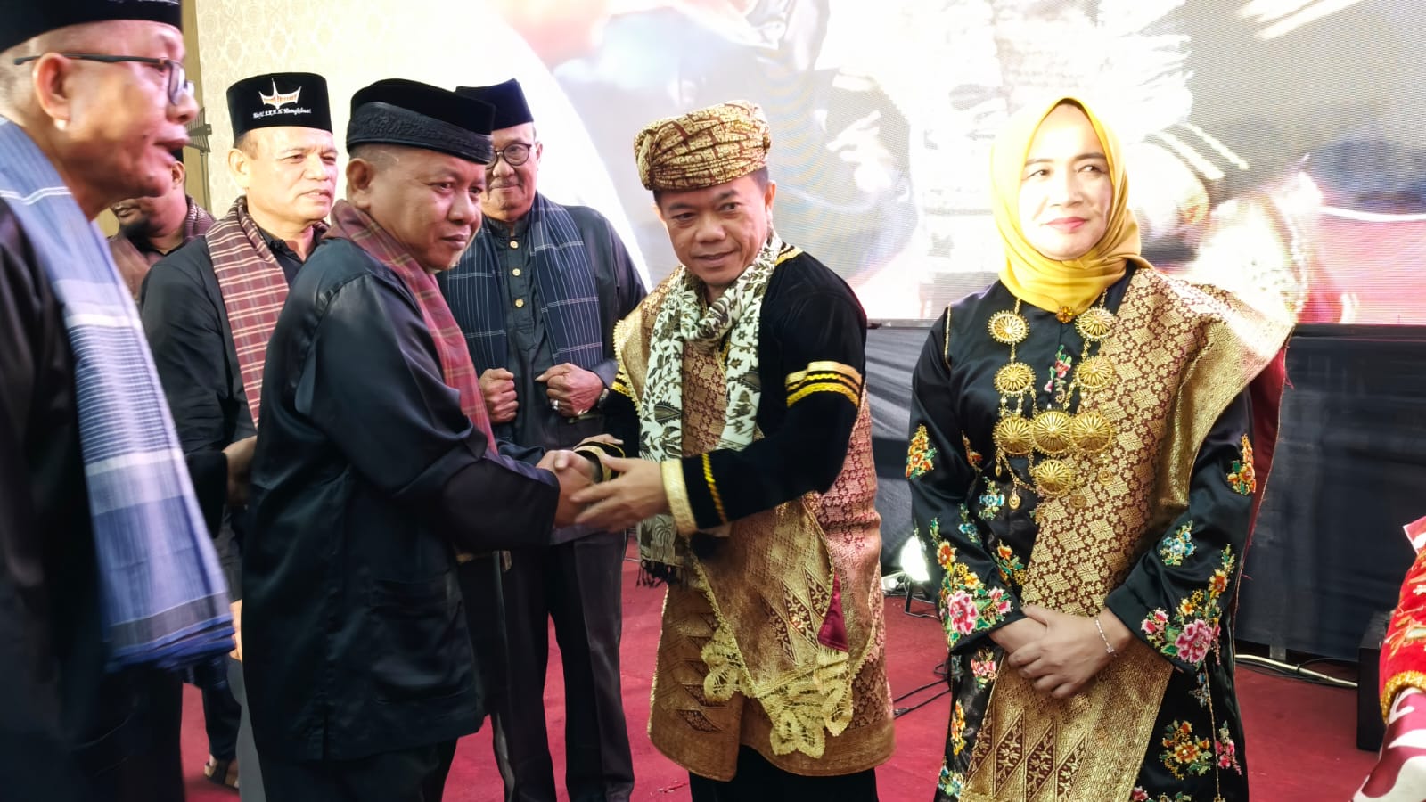 Al Haris dianugerahi gelar adat Sutan Rajo Alam Nan Kuniang oleh LKAAM Pariaman