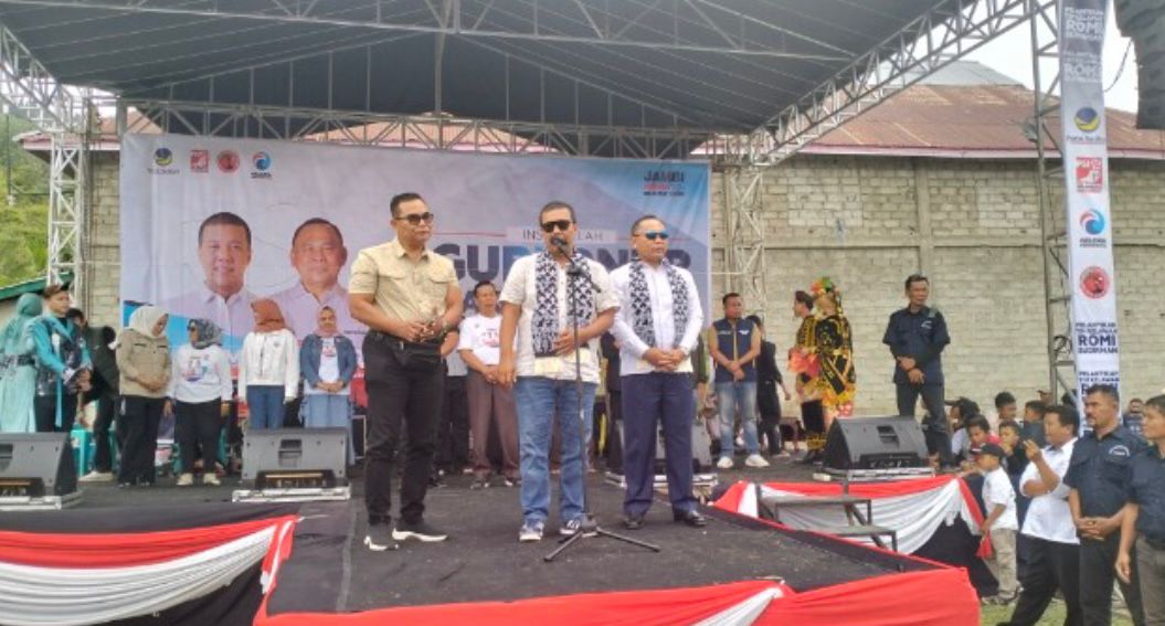 Romi saat melantik Tim Pemenangan di Kerinci, Kamis (19/9)