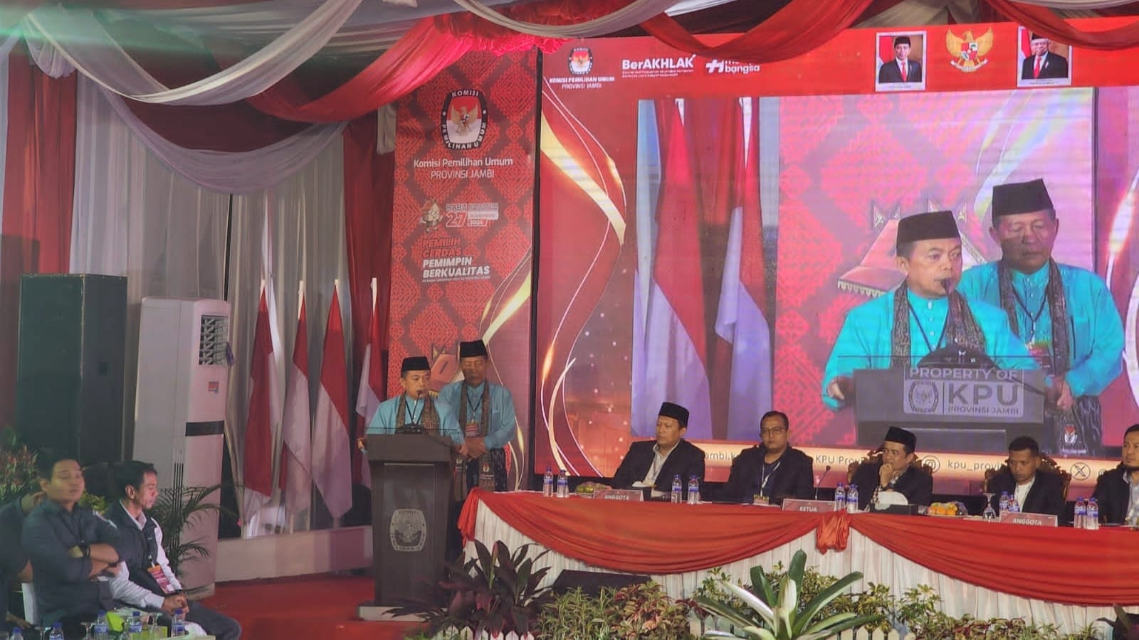 Al Haris dan Abdullah Sani saat pencabutan nomor urut Pilgub Jambi 2024, Senin (23/9)