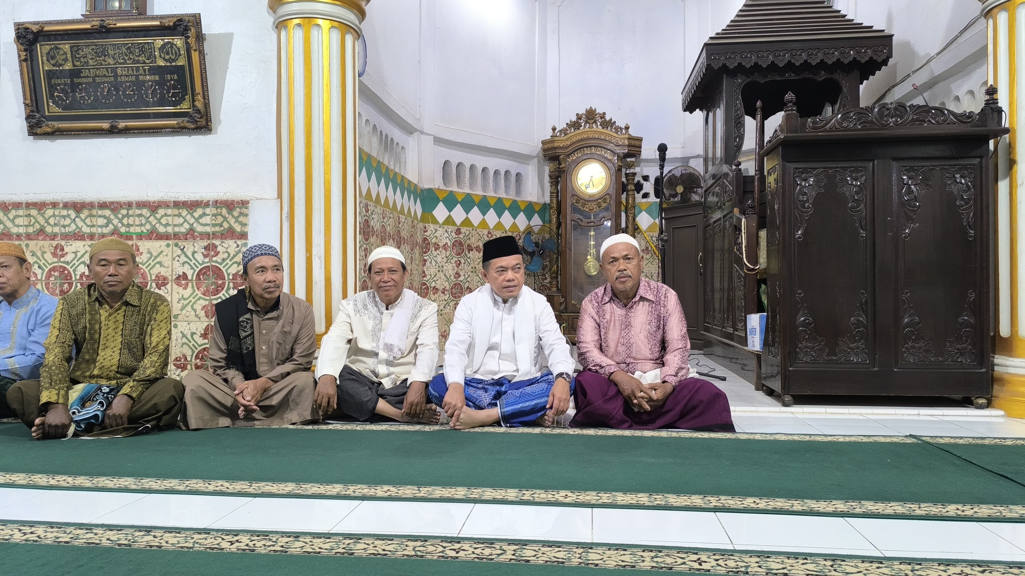 Al Haris subuh berjamaah bersama warga di Masjid Tua Bungo, Jumat (5/10)