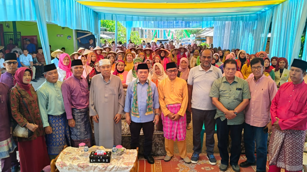 Al Haris membuka festival budaya baju kebaya dan pacu perahu Dusun Sarolangun, Sabtu (19/10)