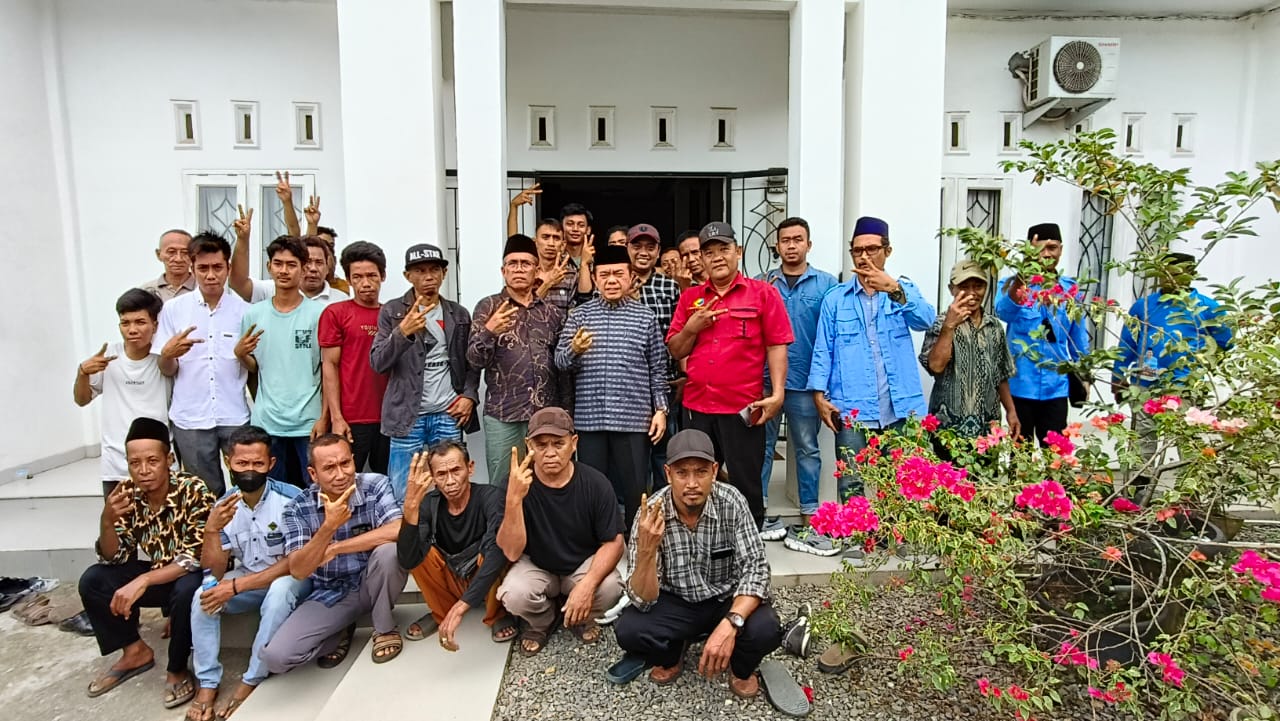 Al Haris saat silaturahmi dengan warga Renah Mendaluh Tanjab Barat, Senin (28/10)