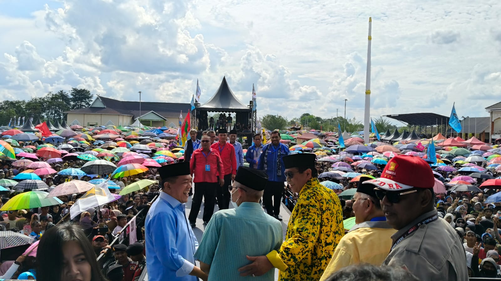 Al Haris bersama HBA dan Fachrori di kampenye akbar Haris-Sani di Bungo, Kamis (7/11)