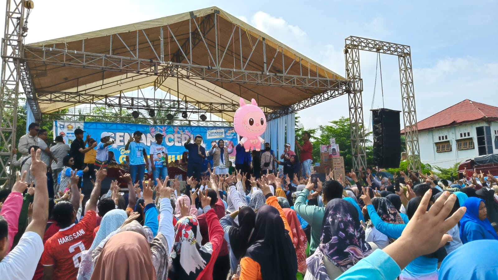 Al Haris saat senam bersama dengan warga Rimbo Bujang