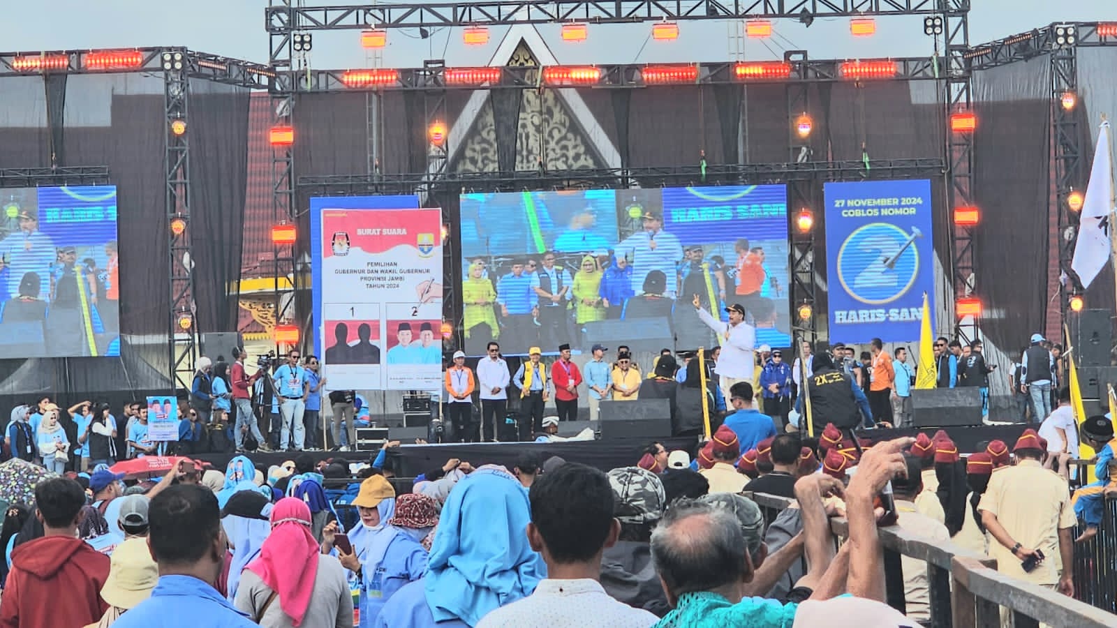 SAH saat menyampaikan orasi politik di kampenye akbar Haris-Sani, Kamis (21/11)