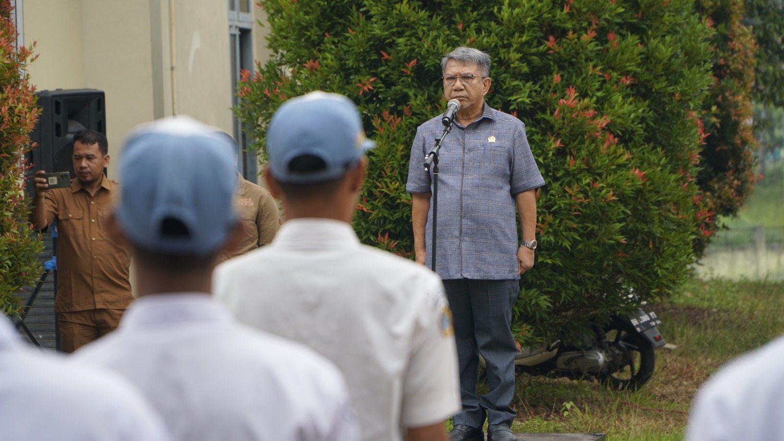 Rusli saat jadi Irup di SMKN 3 Kota Jambi, Senin (2/12)