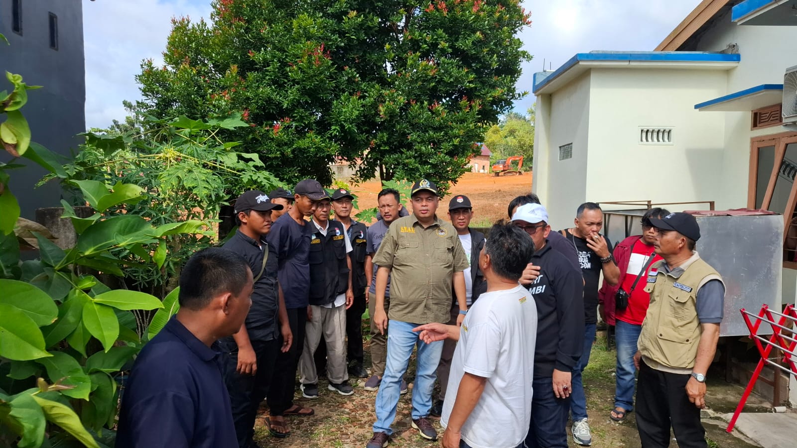 Kemas Faried saat temui warga Perumahan Mutiara Kenali 2 dan 3, Minggu (5/1)