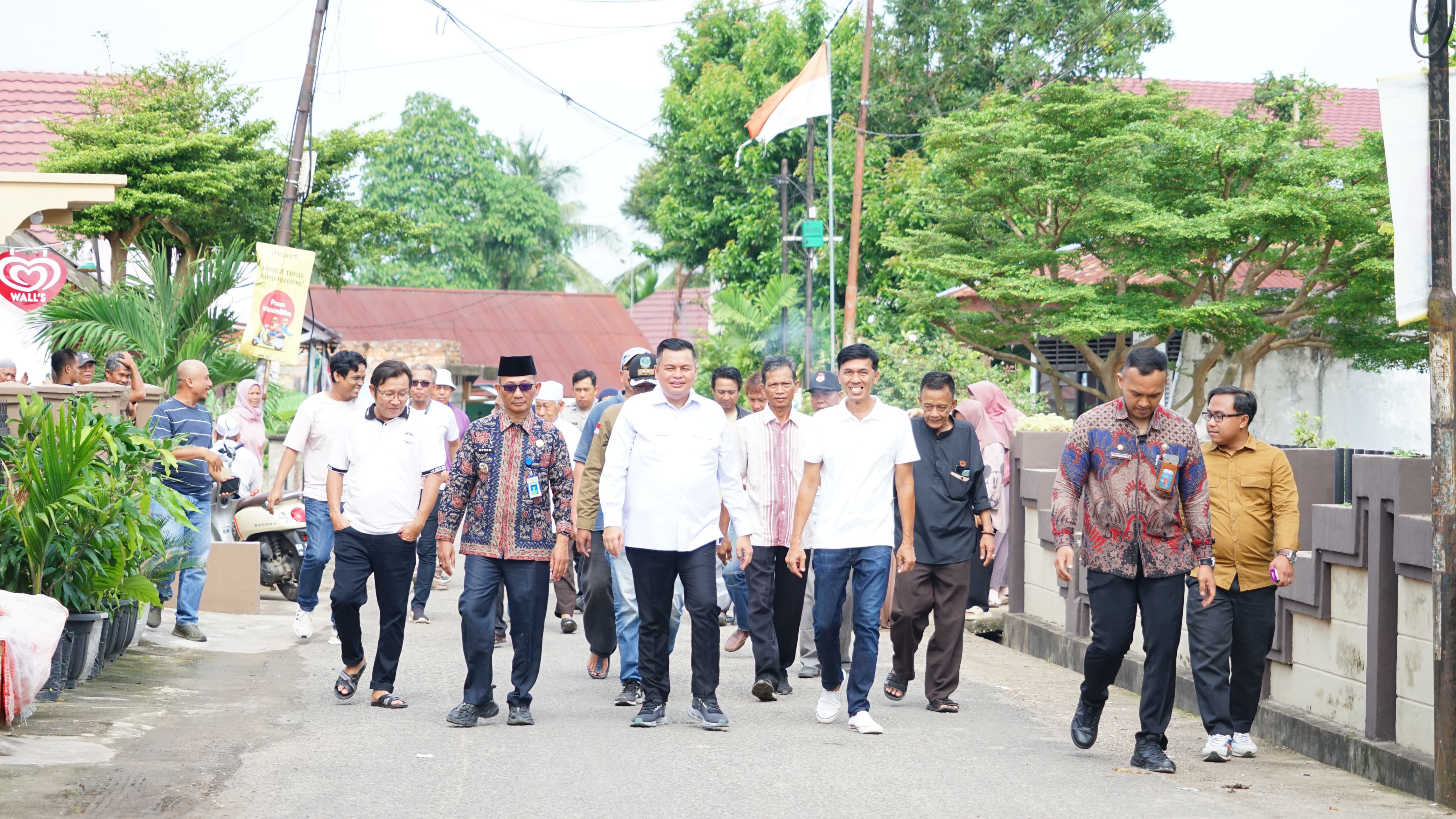 Kemas Faried tinjau perbaikan jalan swadaya oleh masyarakat di Lorong Gotong Royong 