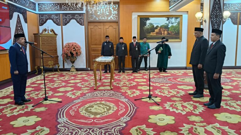 Al Haris lantik Kepala Biro Organisasi dan Kepala Biro Perekonomian, Jumat (24/1) malam