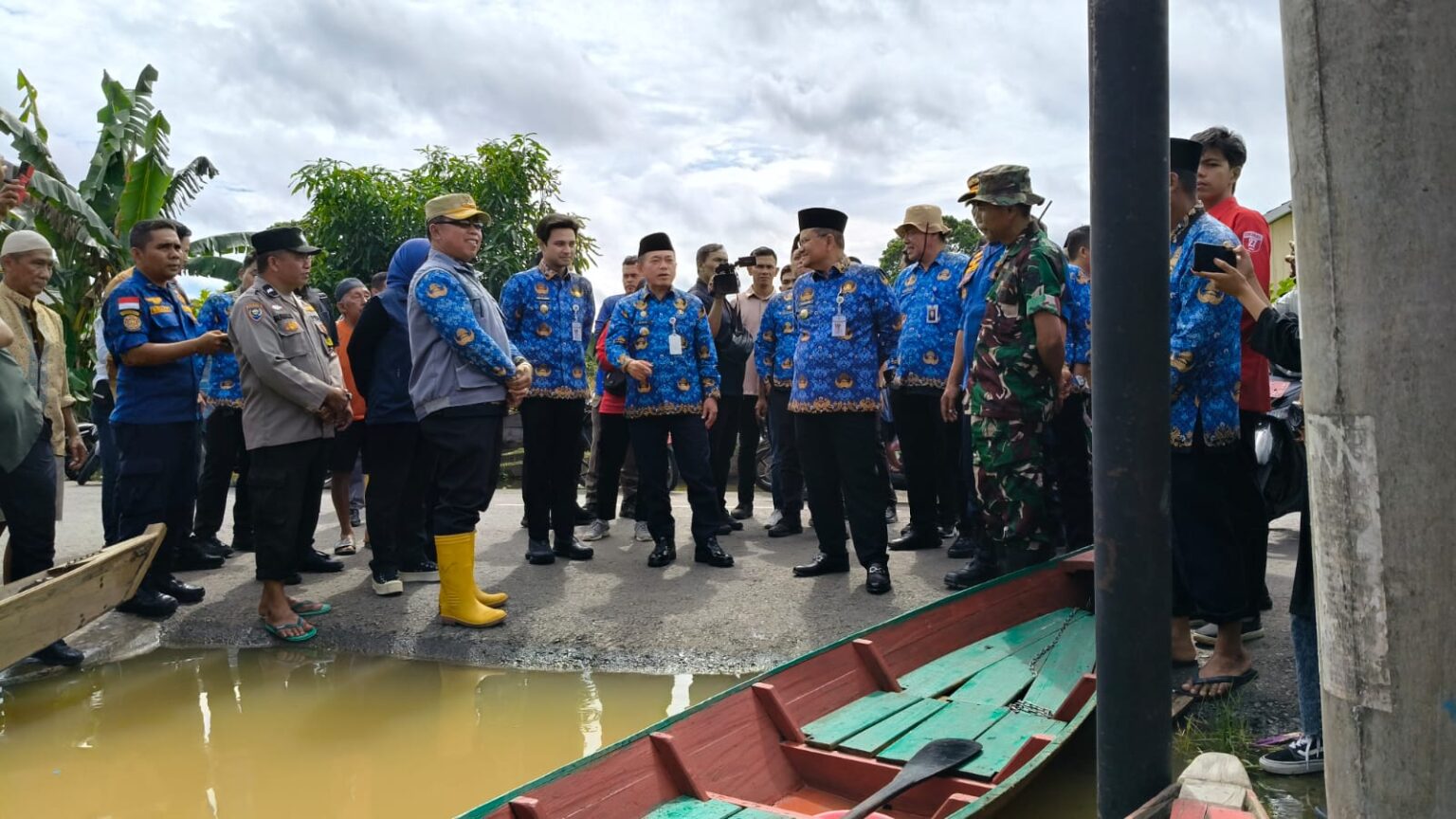 Al Haris bersama Maulana dan Diza tinjau warga terdampak banjir