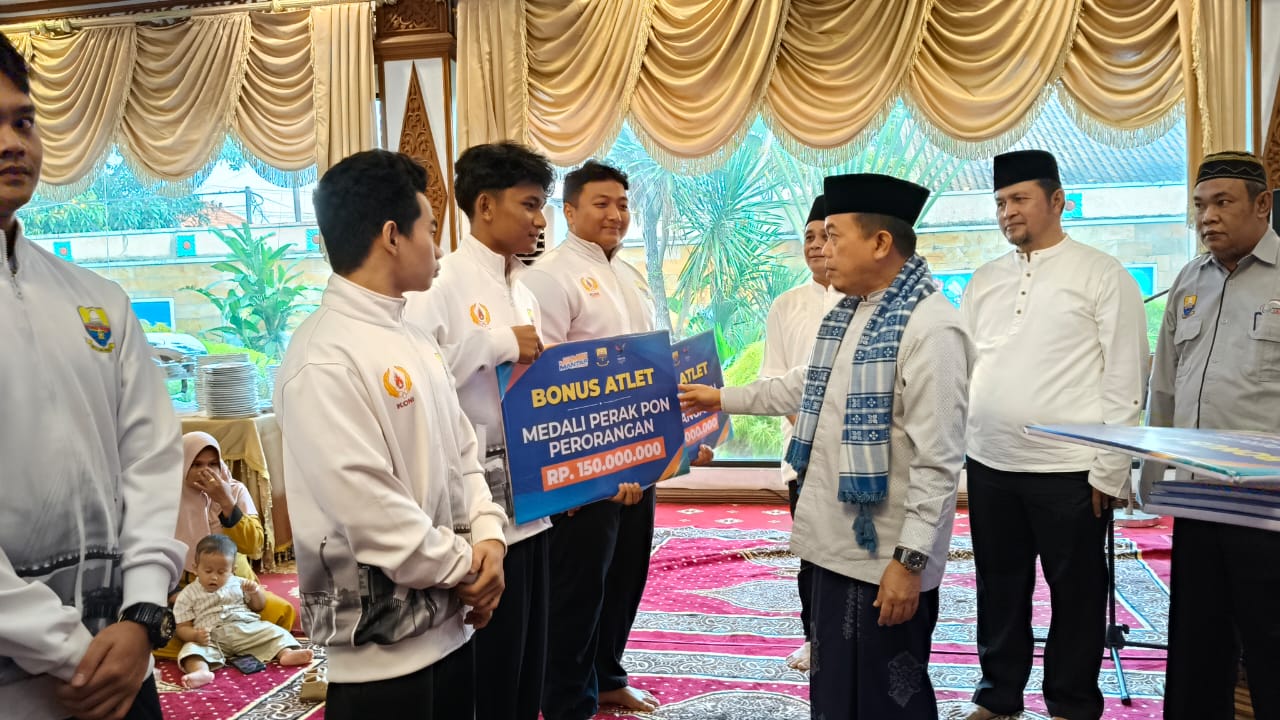 Al Haris saat serahkan bonus atlet PON Aceh-Sumut, Senin (24/3)