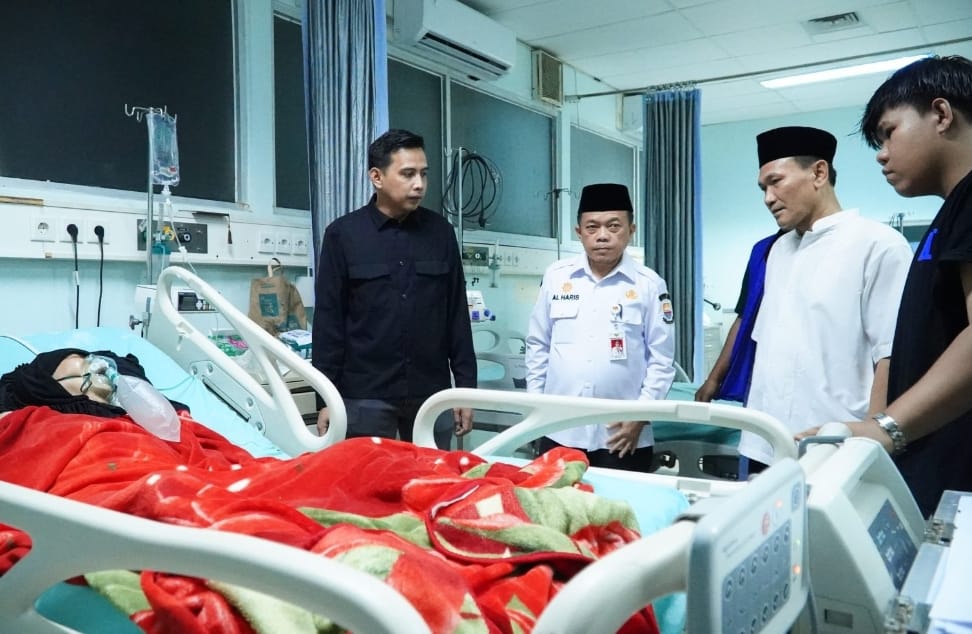 Al Haris kunjungi pasien di RSUD Raden Mattaher Jambi, Minggu (30/3) malam