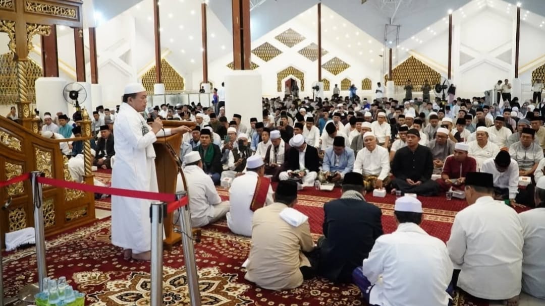 Al Haris saat melaksanakan sholat subuh berjamaah di Masjid Raya Tsamaratul Insan