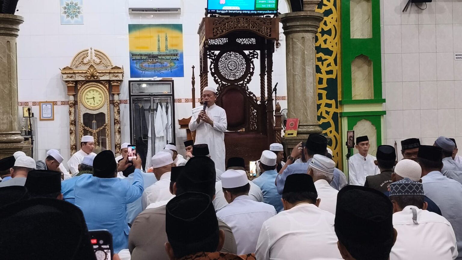 Al Haris safari subuh di Masjid Baitul Mukmin Paal Merah Kota Jambi, Jumat (25/4)