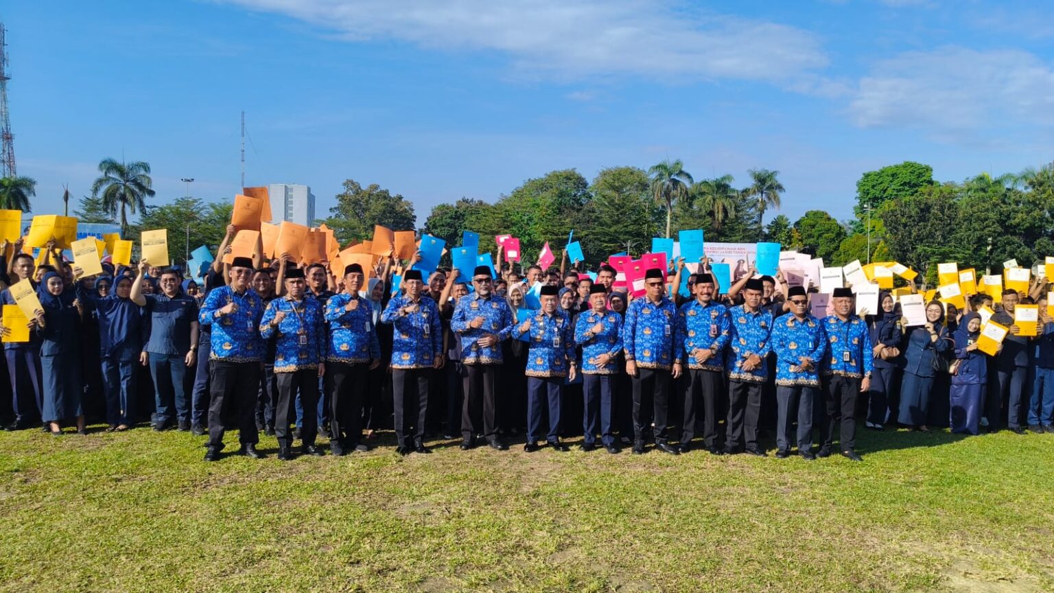 Al Haris serahkan SK 2.000 tenaga Non ASN Pemprov Jambi 