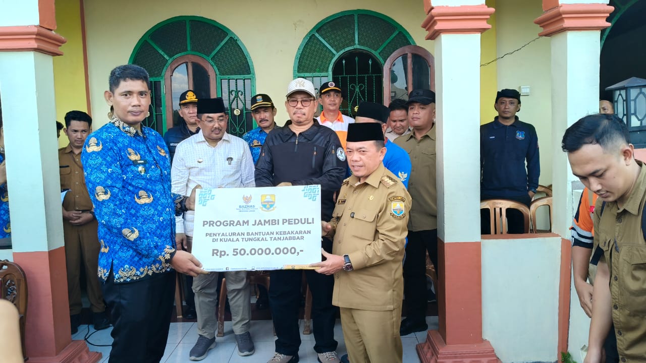 Al Hariis berikan bantuan korban kebakaran di Sungai Dualap Tanjab Barat 