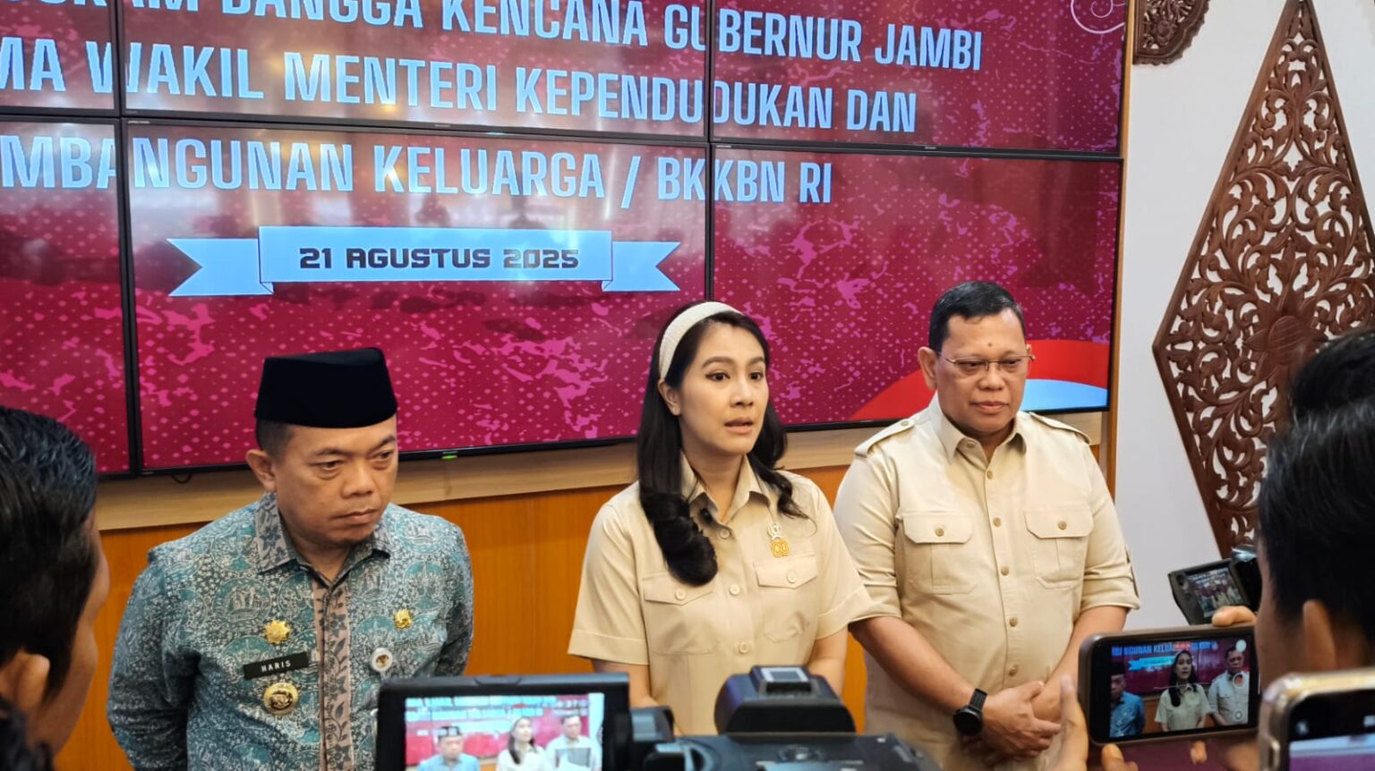 Wamen Kependudukan didampingi Al Haris saat kunjungan kerja ke Jambi