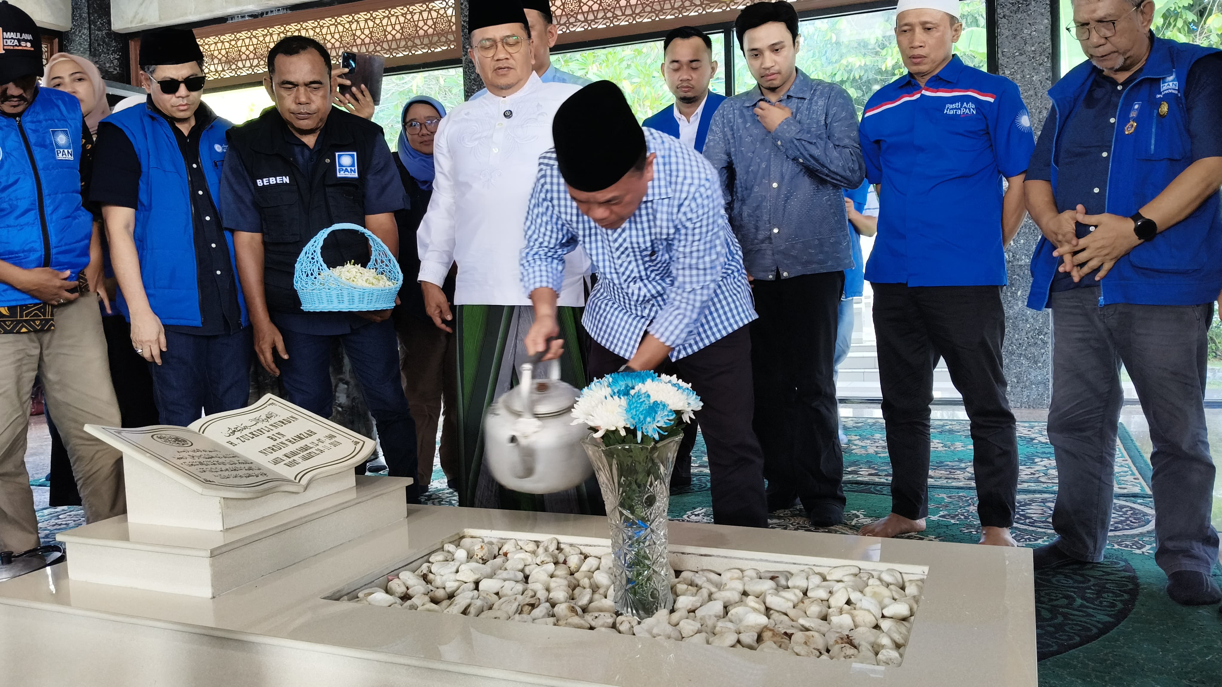 Al Haris dan pengurus DPW PAN ziarah ke makam inisiator PAN Jambi