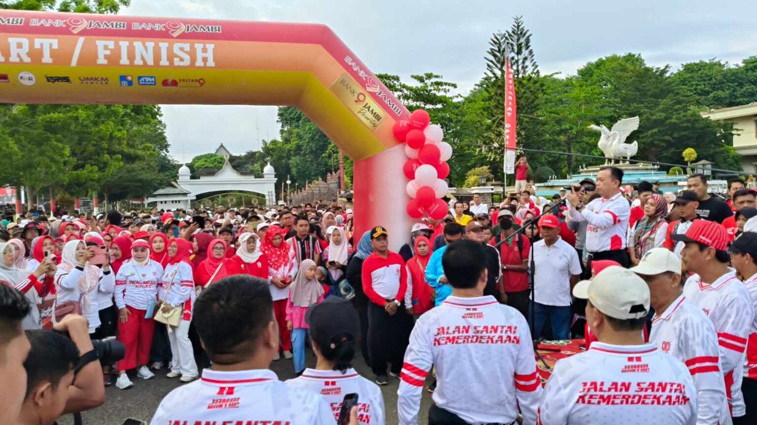 Al Haris lepas ribuan peserta jalan santai kemerdekaan di Jambi