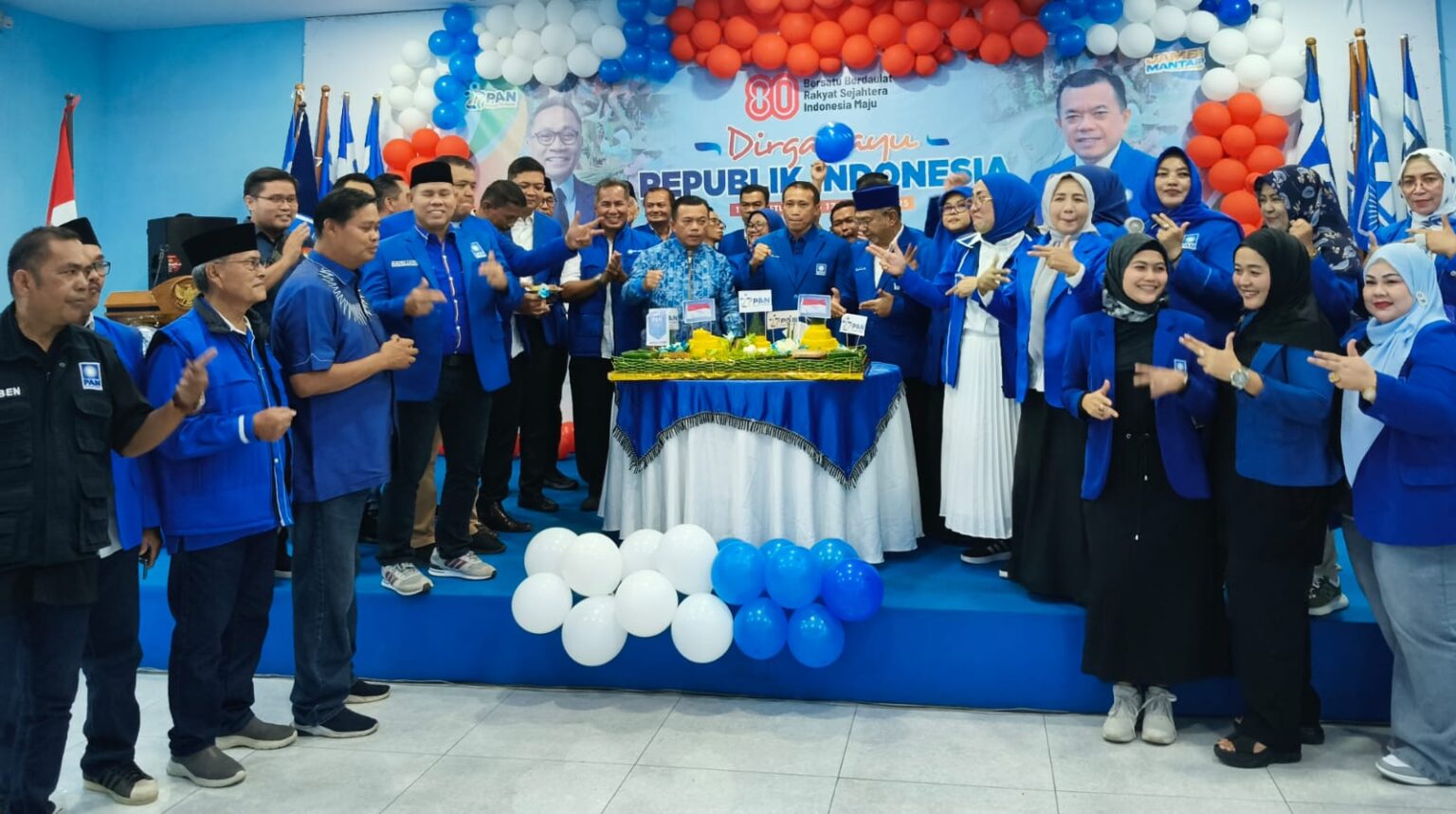 Al Haris dan pengurus PAN Jambi potong tumpeng peringatan HUT ke-27 PAN