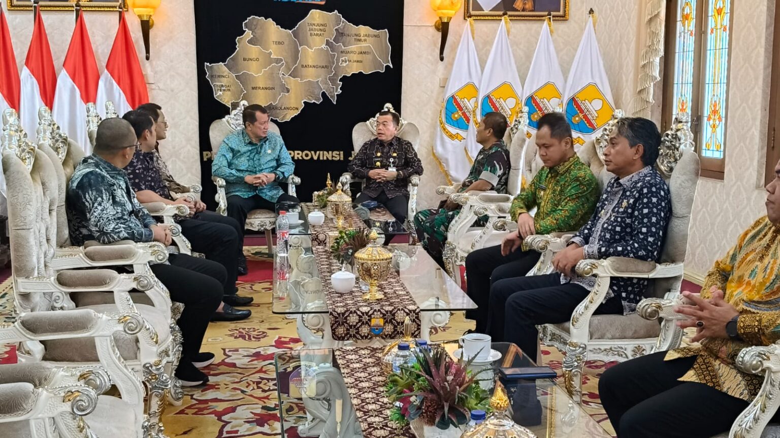 Gubernur Jambi, Bupati dan Walikota saat audiensi dengan Wamepan RB 