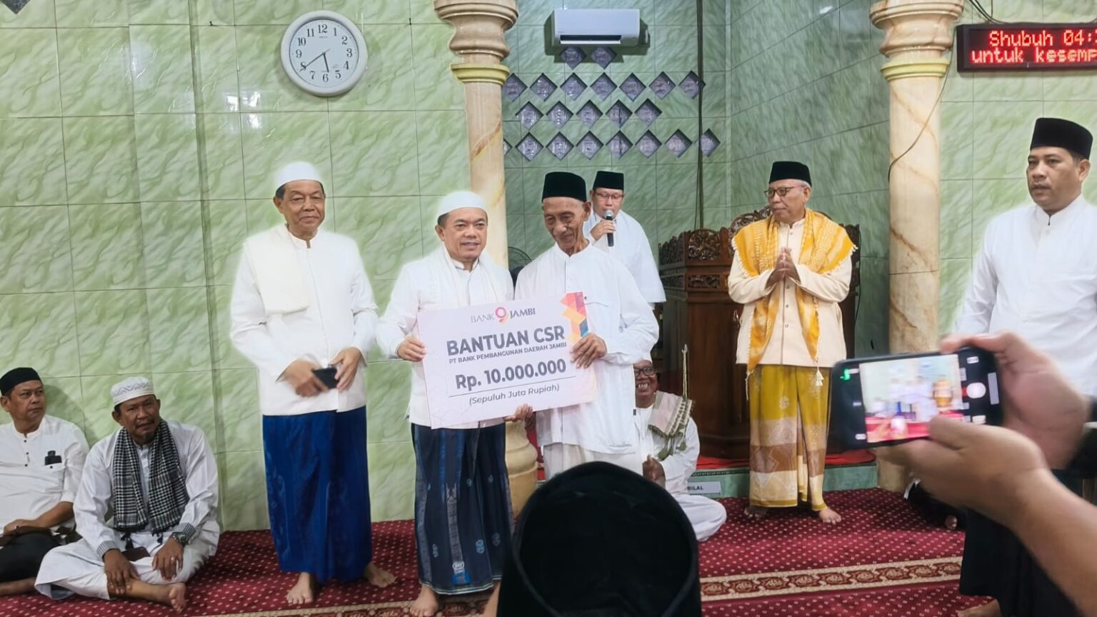 Bank Jambi serahkan CSR untuk pembangunan masjid di Pondok Meja Muaro Jambi