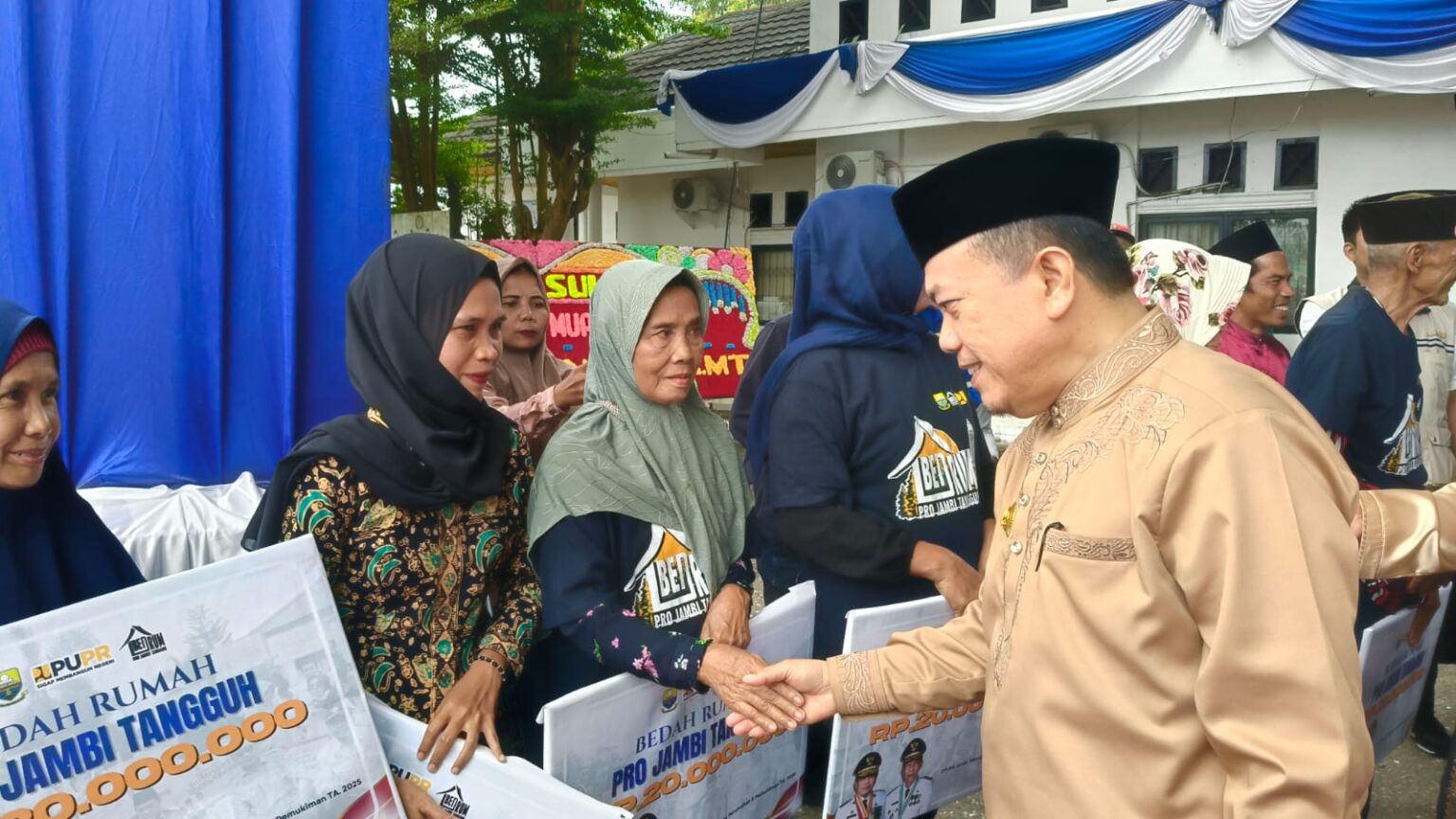 Puluhan warga dapat kado bedah rumah dari Gubernur Al Haris senilai Rp 1,2 miliar