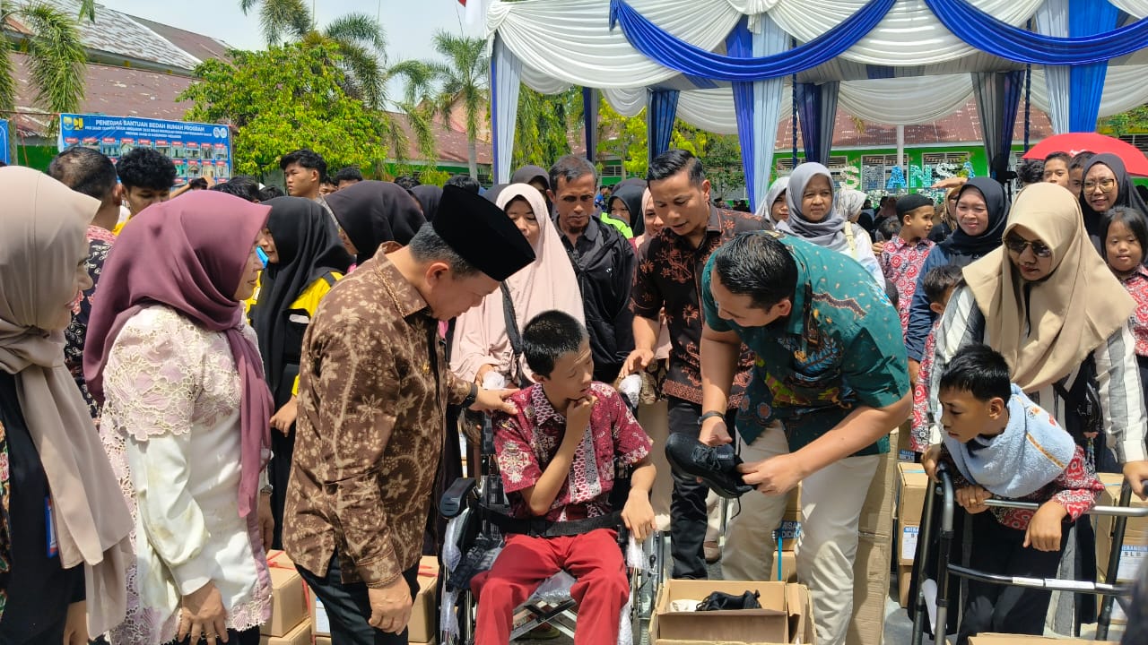Al Haris serahkan bantuan Dumisake pendidikan untuk siswa di Merangin