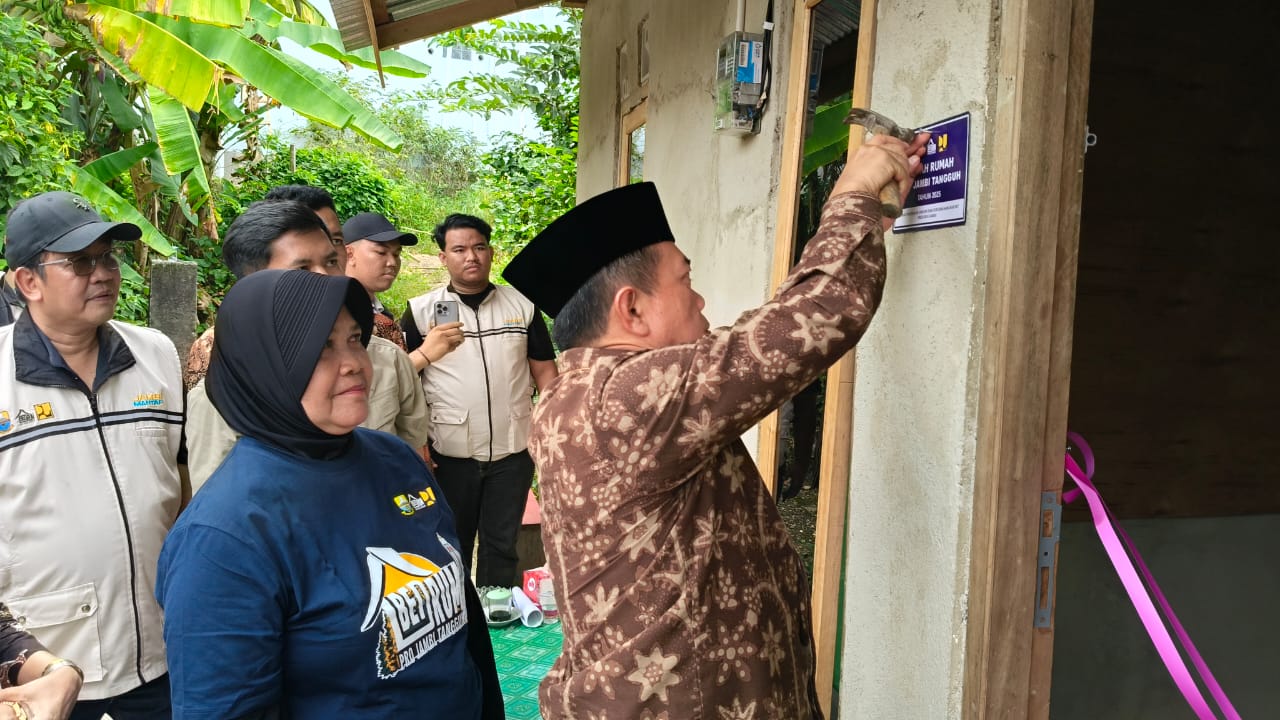 Gubernur Al Haris serahkan bantuan bedah rumah di Merangin