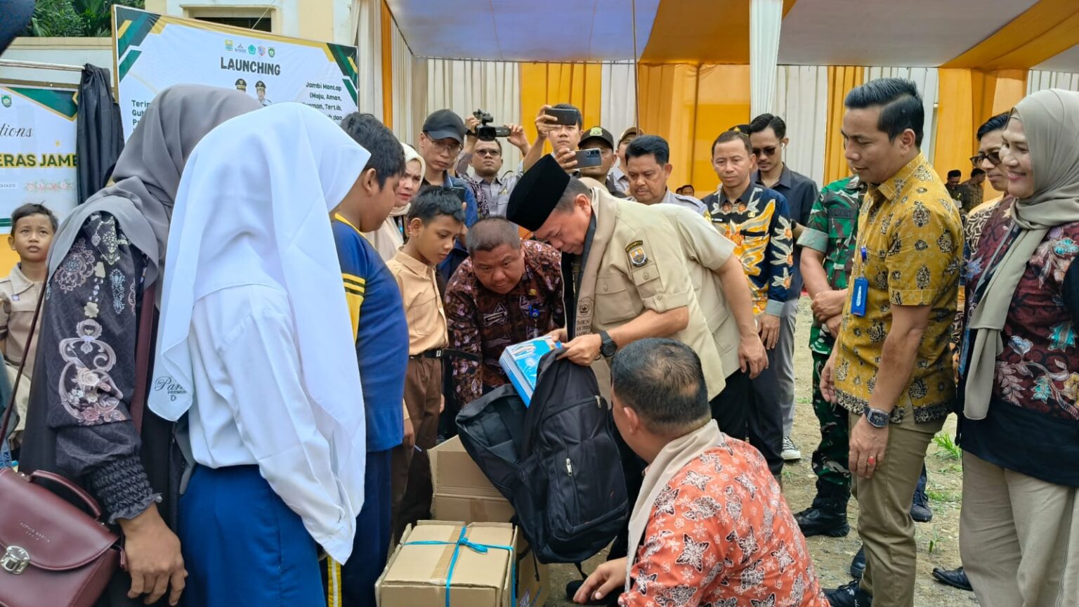 Gubernur Al Haris salurkan bantuan Dumisake pendidikan di Bungo