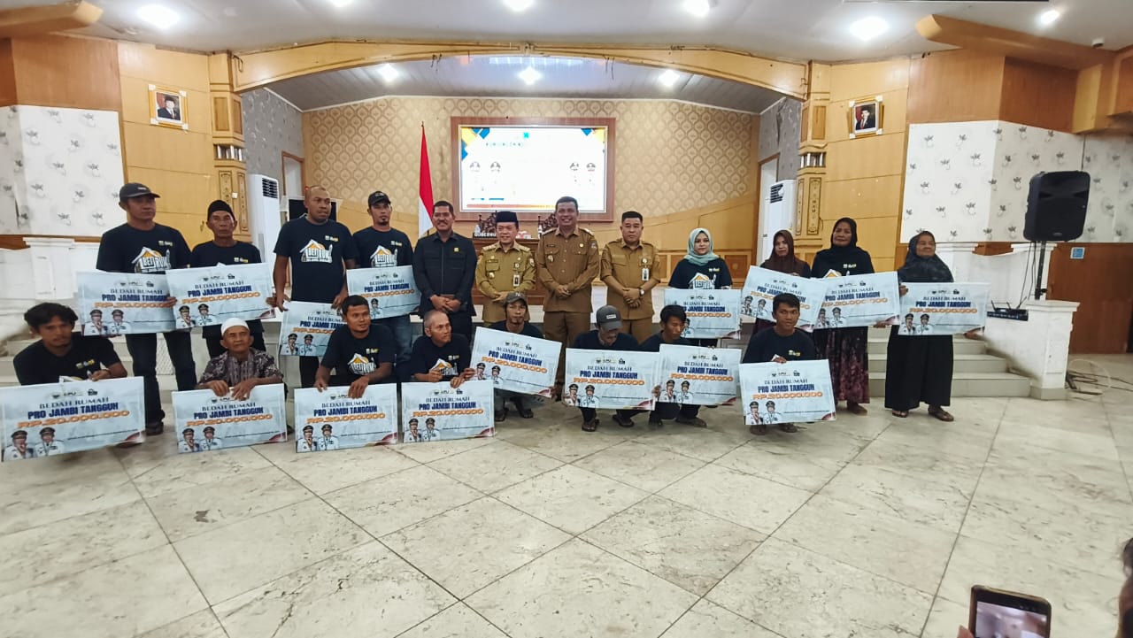 Al Haris serahkan bantuan kebakaran, perahu nelayan, UMKM dan bedah rumah untuk Tanjab Barat