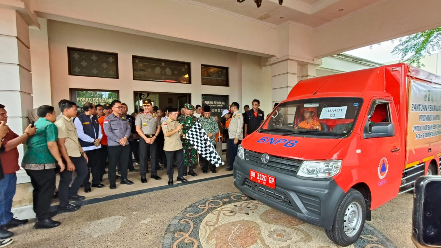 Gubernur Al Haris lepas 25 truk bantuan dan Rp 2,5 M donasi Jambi untuk korban bencana Sumatera