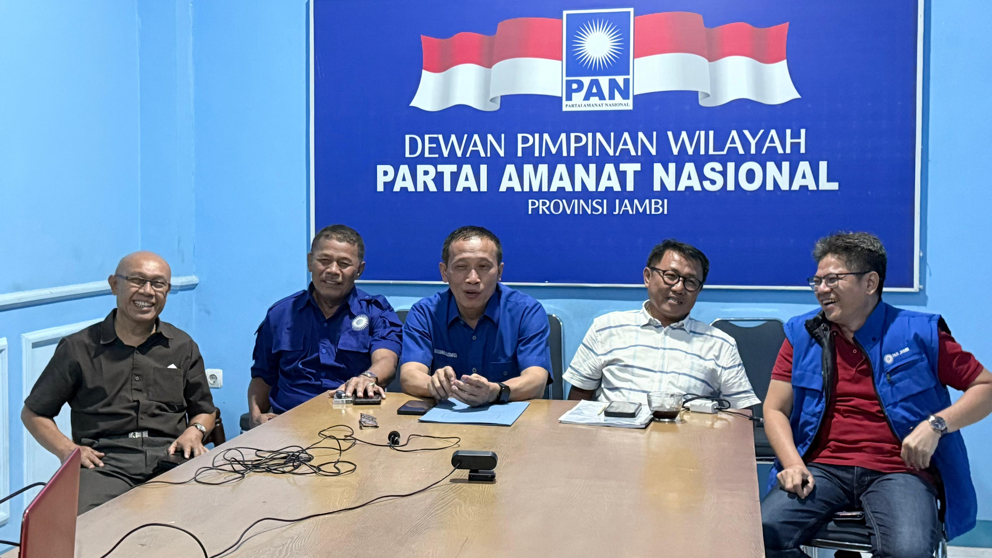 Madian Saswadi (tengah) didampingi pengurus DPW PAN Provinsi Jambi