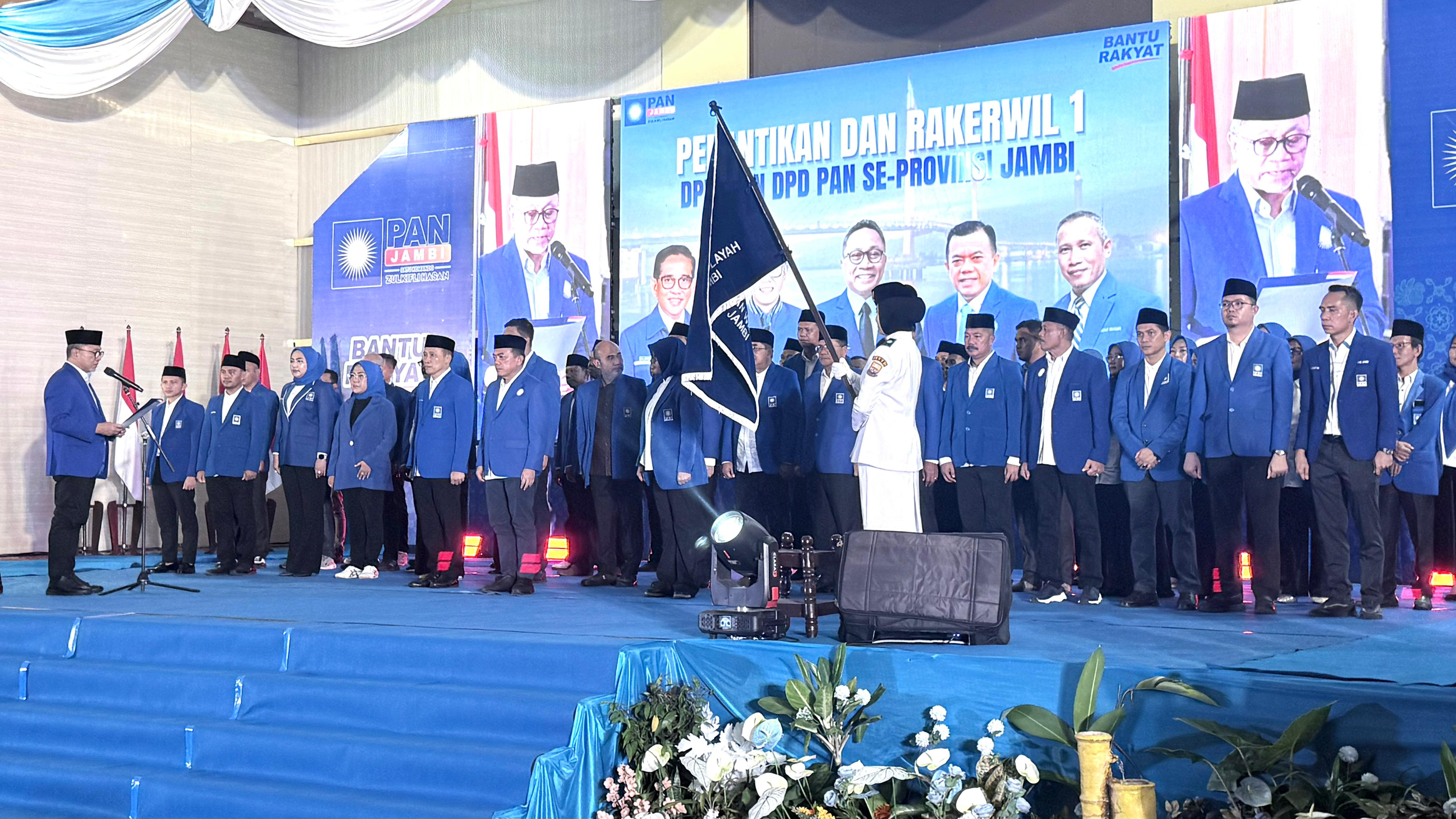 Zulhas saat melantik pengurus DPW dan DPD PAN Jambi, Kamis (30/4)