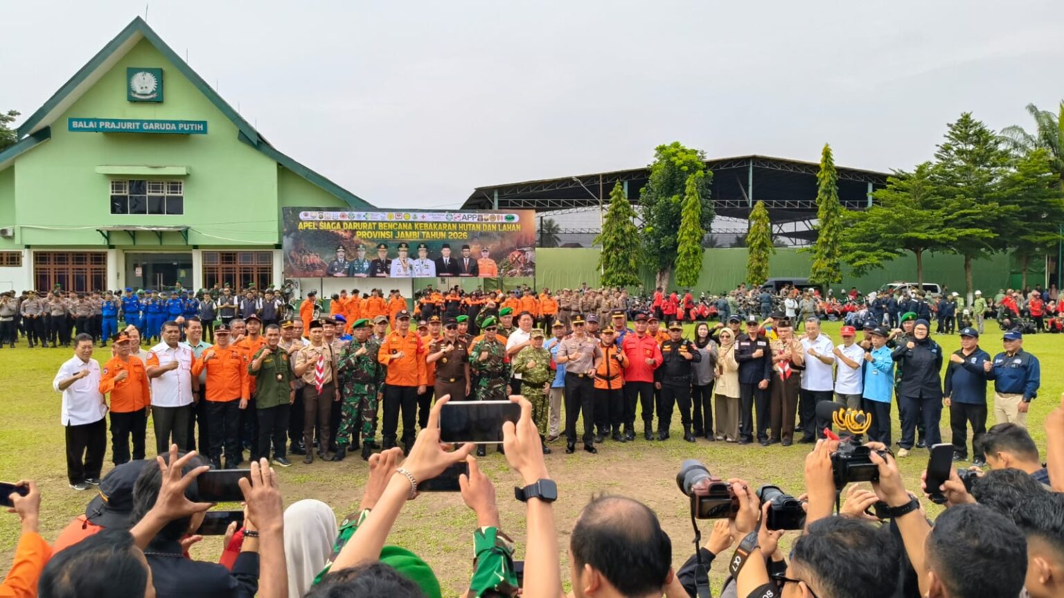 Al Haris memimpin Apel Siaga Bencana Karhutla di Markas Korem Jambi, Rabu (10/6)