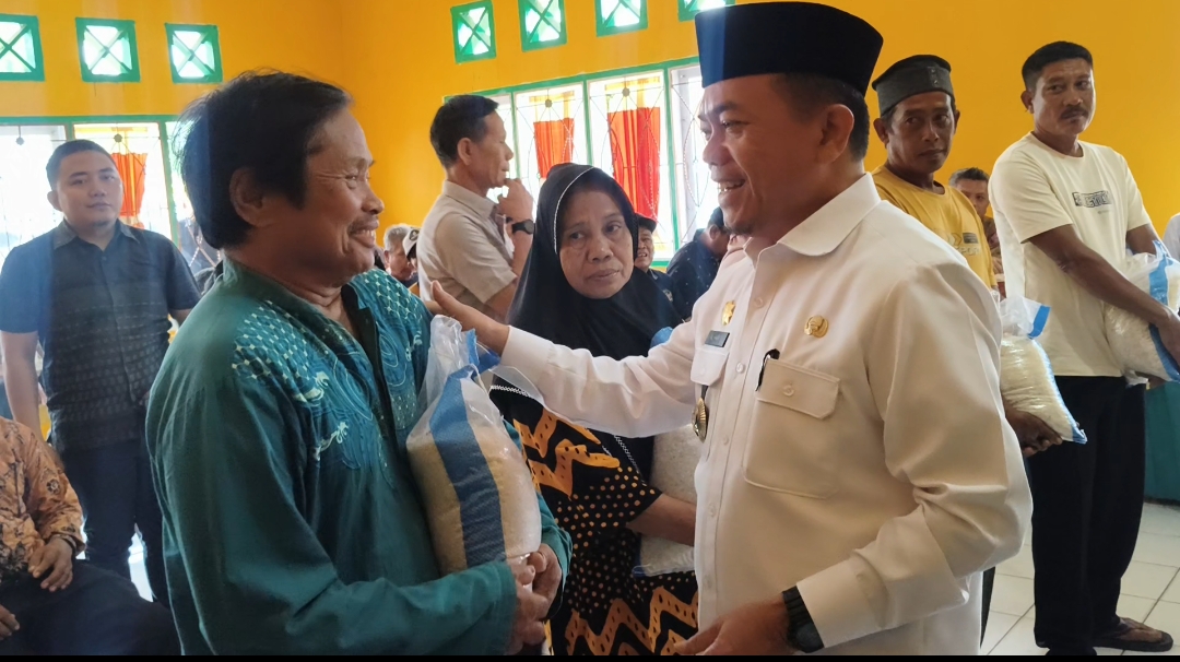 Gubernur Al Haris serahkan 10.189 Kg beras untuk korban pasca bencana banjir di Sarolangun