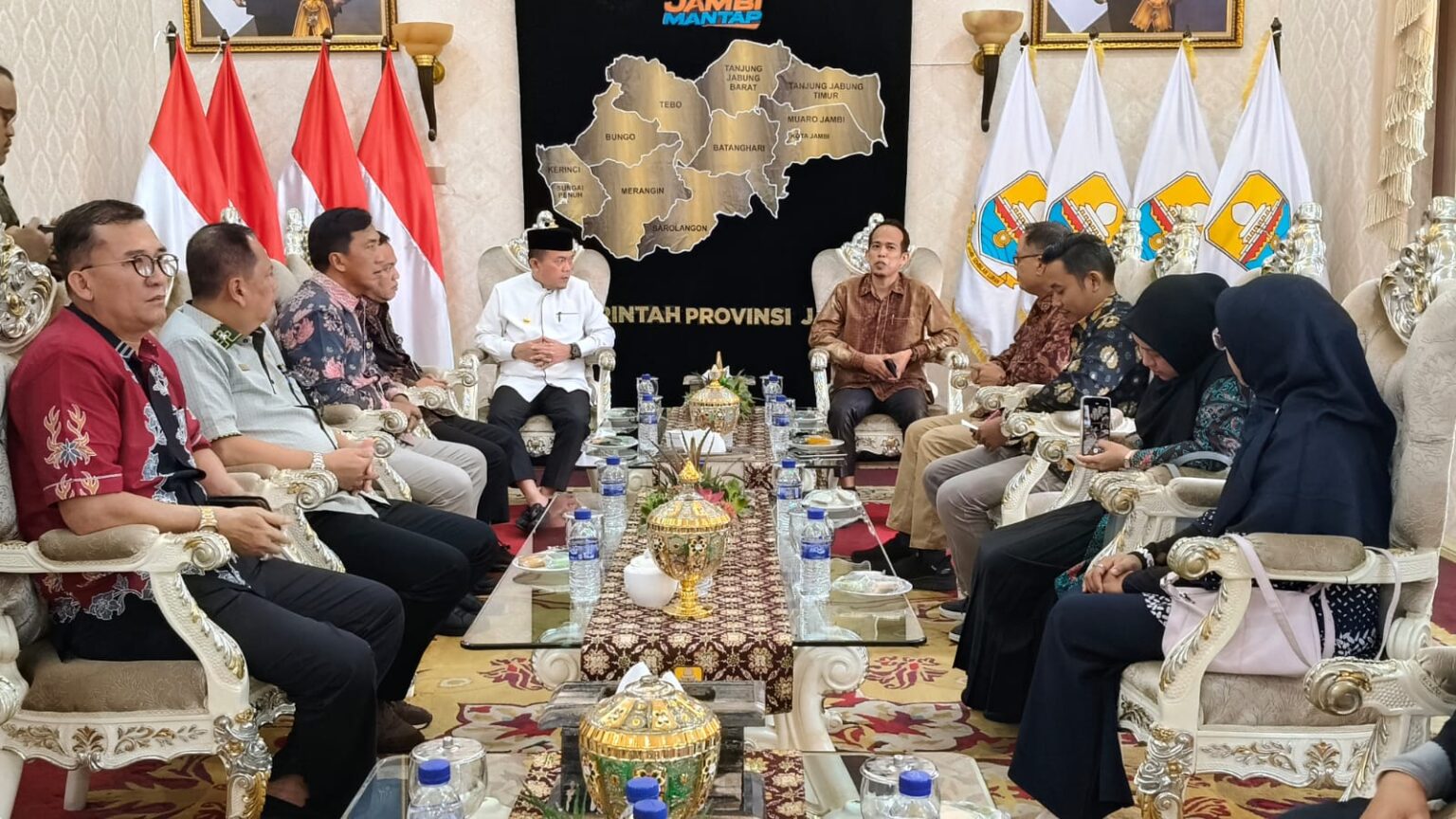 Al Haris saat menerima kunjungan silaturahmi jajaran rektorat UNH di Rumdis Gubernur Jambi