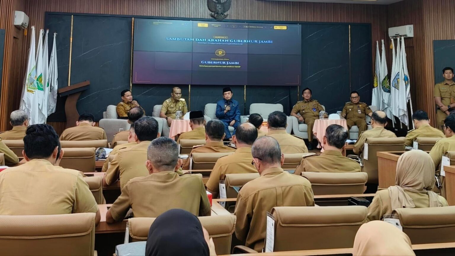 Al Haris saat menyerahkan penghargaan hasil evaluasi SAKIP 2026