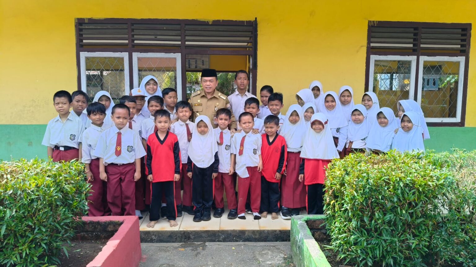 Gubernur Al Haris dan siswa SD 