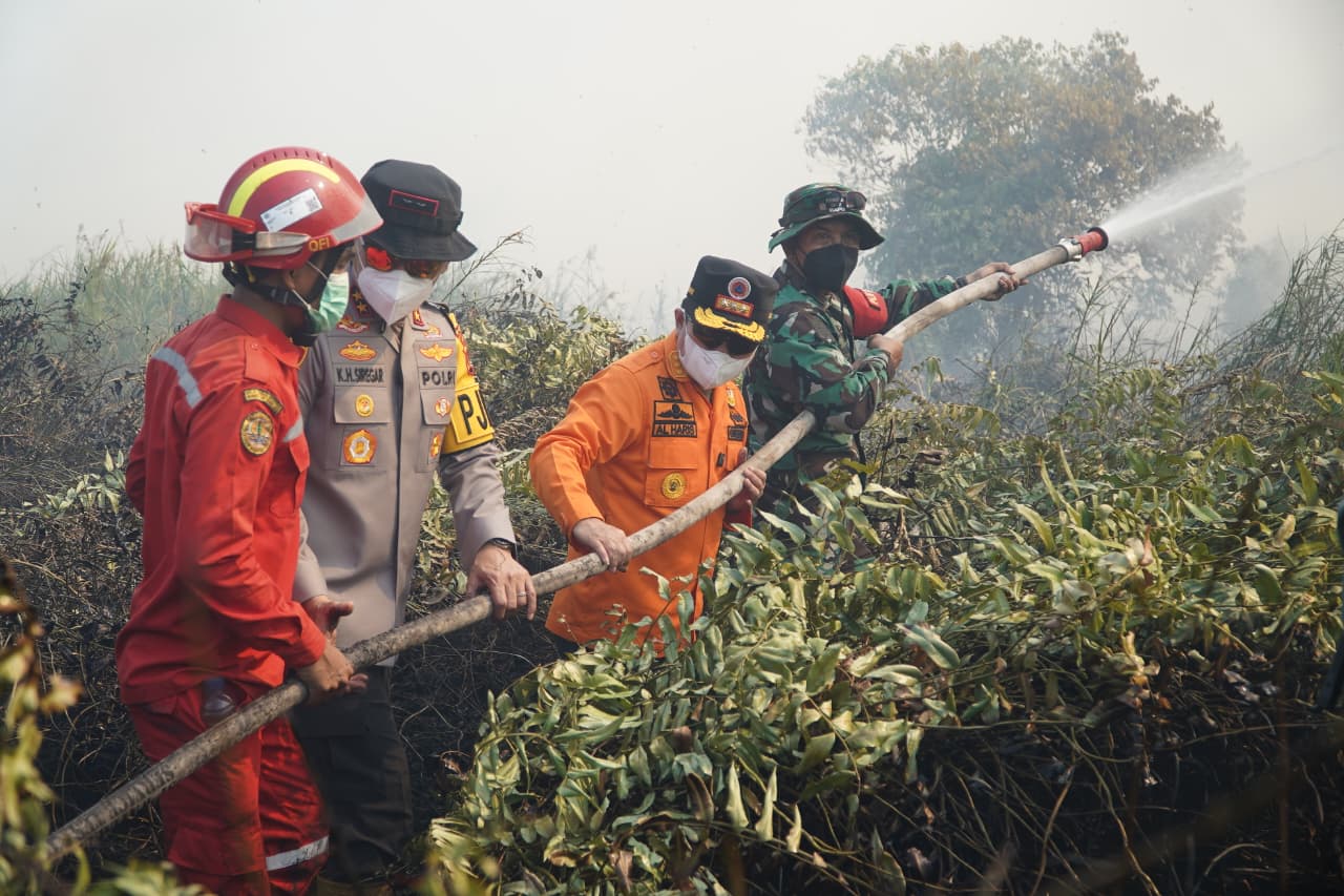 Gubernur Al Haris dan Kapolda Jambi padamkan api di Nipah Panjang