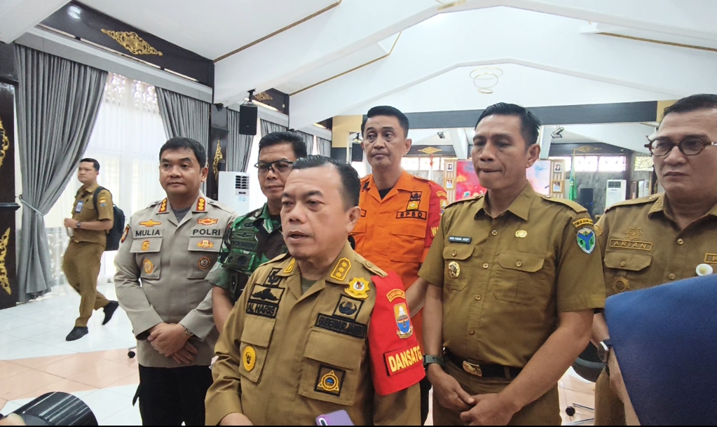 Al Haris memimpin rapat monitoring dan evaluasi penanganan Tahura di Batang Hari