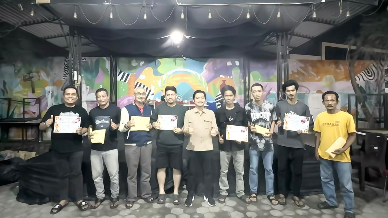 Pemain Garuda Mayang Club saat menerima hadiah turnamen domino HUT JBC
