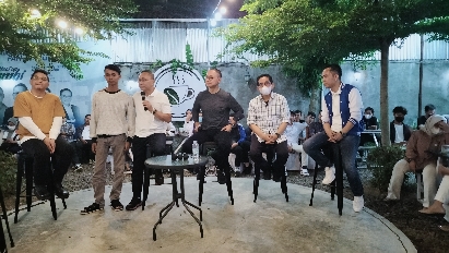 Zulkifli Hasan bersama Ari saat meet up Millenial PAN Jambi