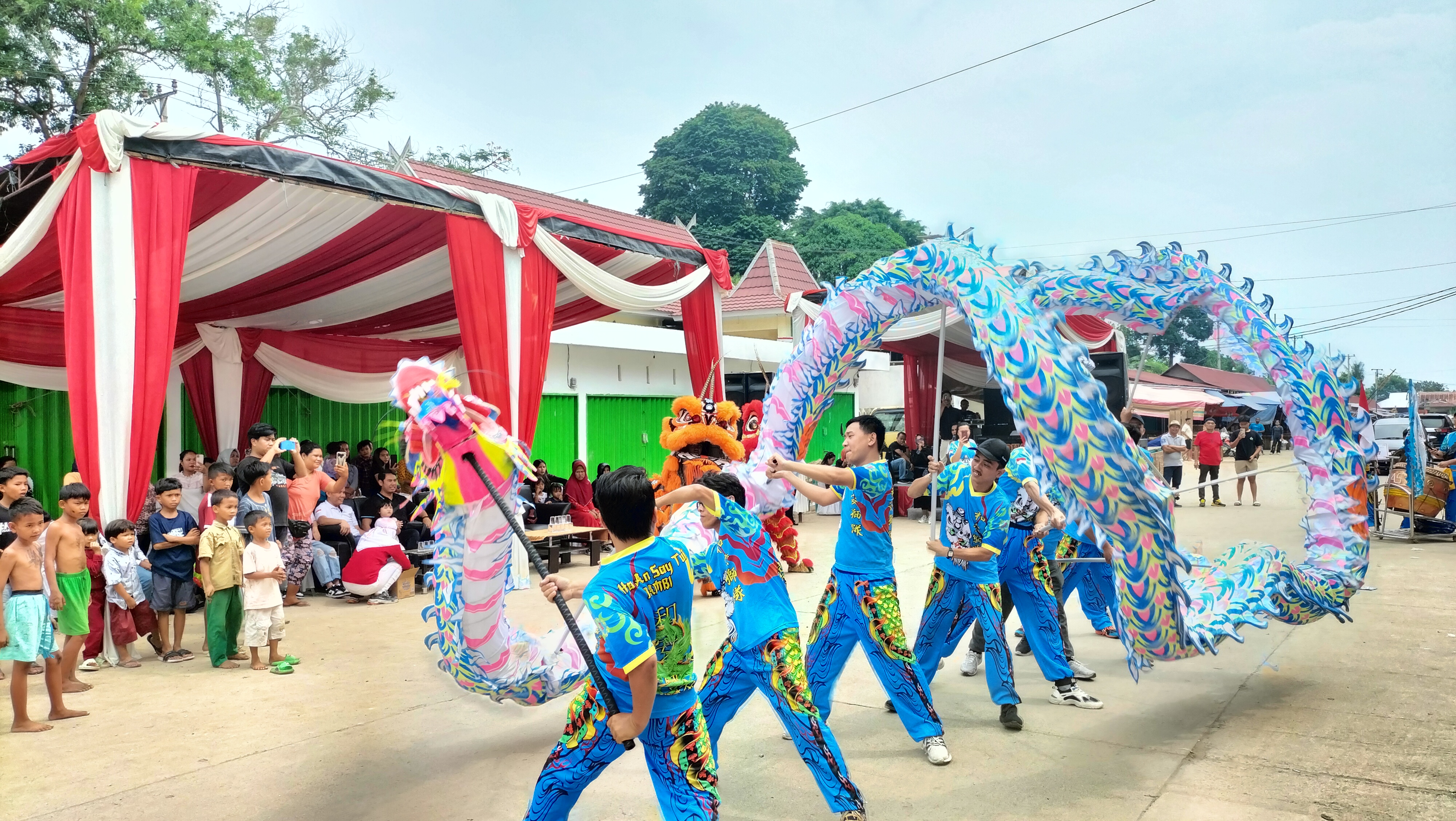 Atraksi barongsai di pembukaan semarak HUT RI ke 78 di Pasar Angso Duo Baru Jambi, Sabtu (19/8)