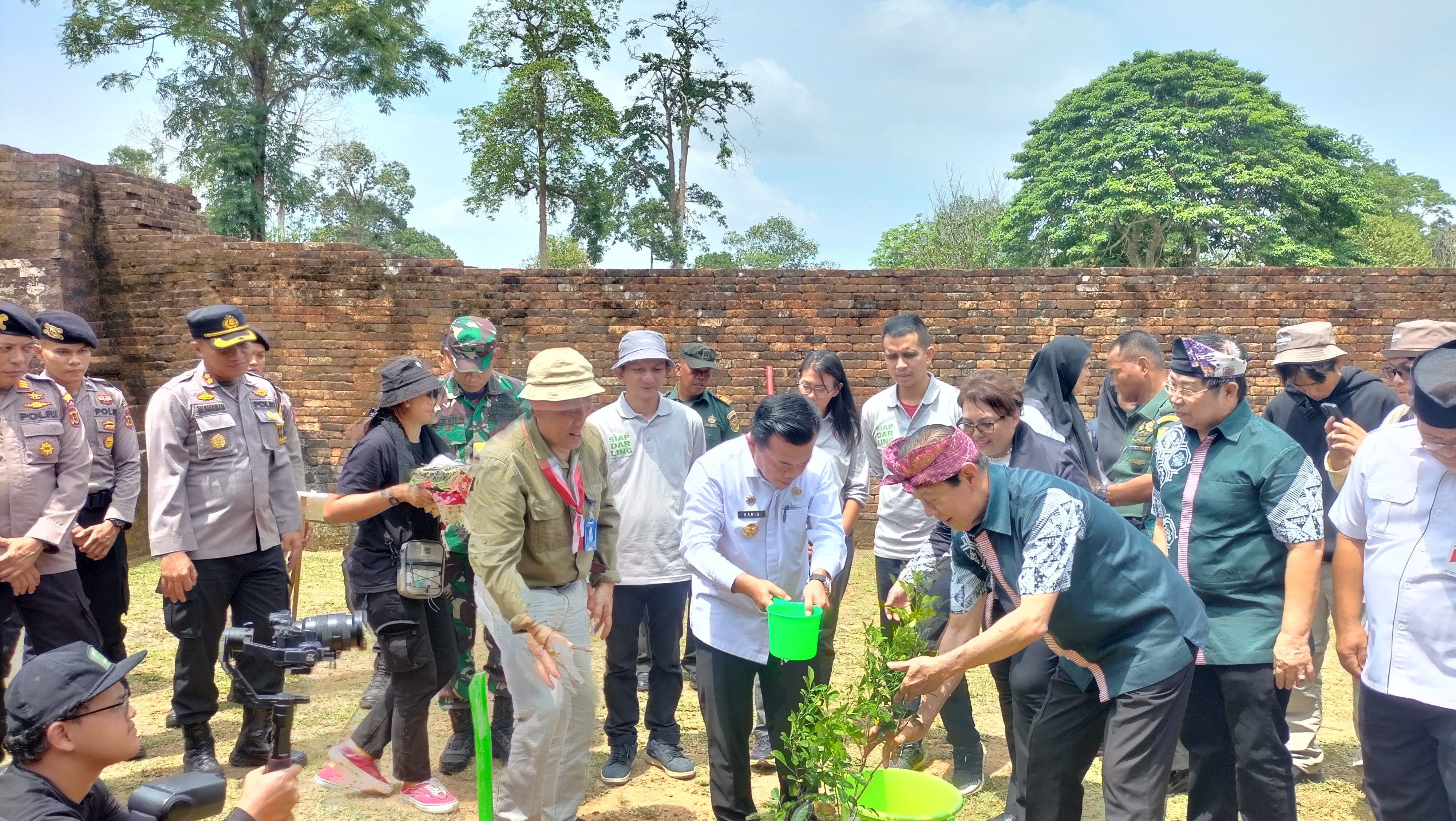 Al Haris saat penanaman pohon di kawasan Candi Muaro Jambi, Rabu (23/8)